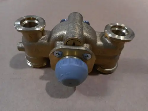 Remeha Konstant-Mischer mit zwei Anschlussöffnungen und einem verstellbaren Regler. Das Produkt hat eine goldene Oberfläche und ist für die Mischwasserregelung konzipiert.